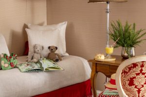 affaires enfant sur un lit dans une chambre de l'hôtel de seine - hotel pour le week-end de pâques à paris