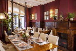 salle du petit-déjeuner avec tableau en bois et chaises en tissu beige - hotel de seine - hotel odeon saint-michel