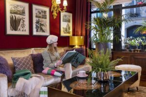 jeune femme en pleine lecture dans un salon avec un café - hotel de seine - hotel odeon saint-michel