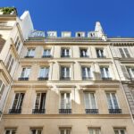 façade de l'Hôtel de Seine en pierre de taille sous un ciel bleu, jeux