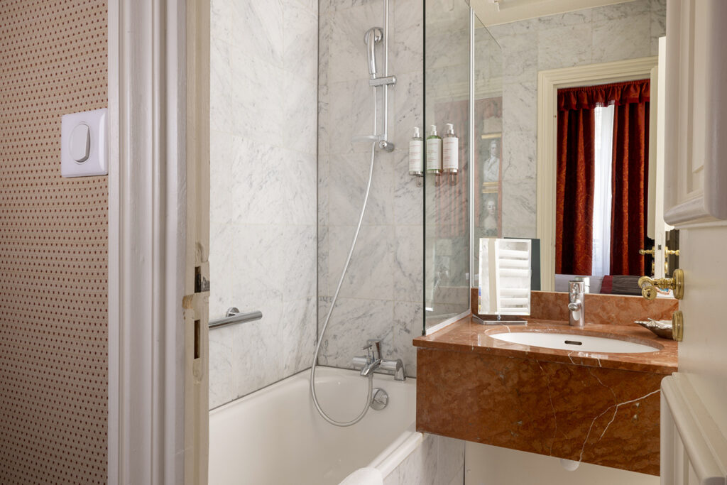 salle de bain en marbre avec baignoire et lavabo - offrir une nuit d'hôtel à paris