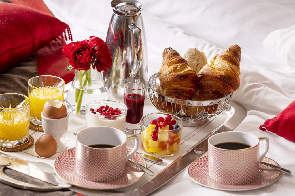 offrir une nuit d'hôtel à paris avec un petit-déjeuner en chambre